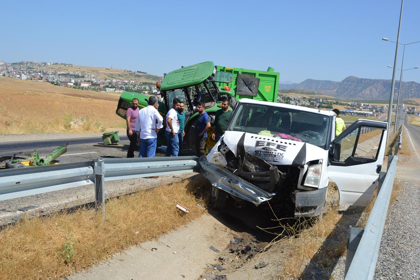 Minibüs saman yüklü traktöre çarptı: 6 yaralı